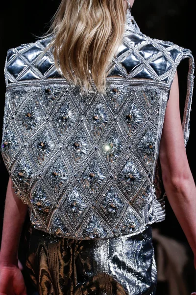 Look 25